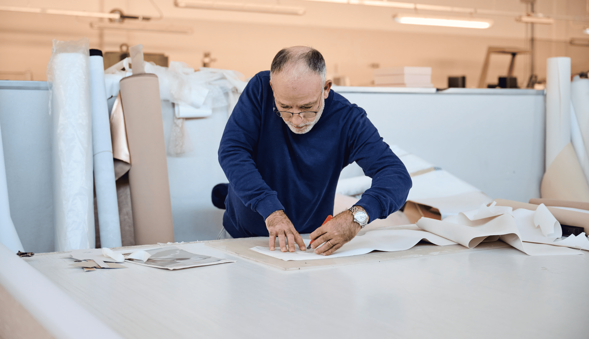 Roberto Bellino al lavoro nel suo laboratorio